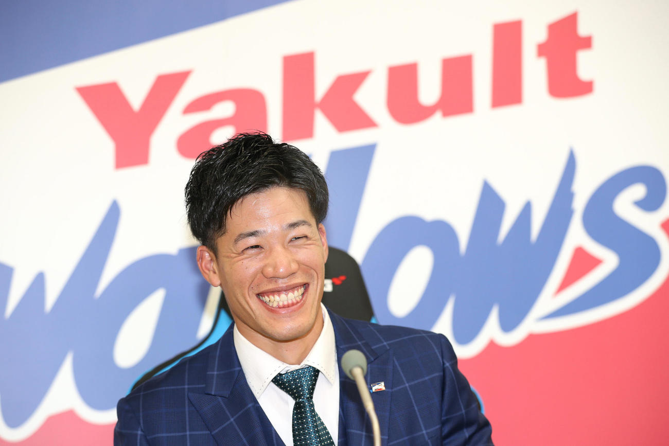 契約更改交渉後、会見するヤクルト塩見（代表撮影）