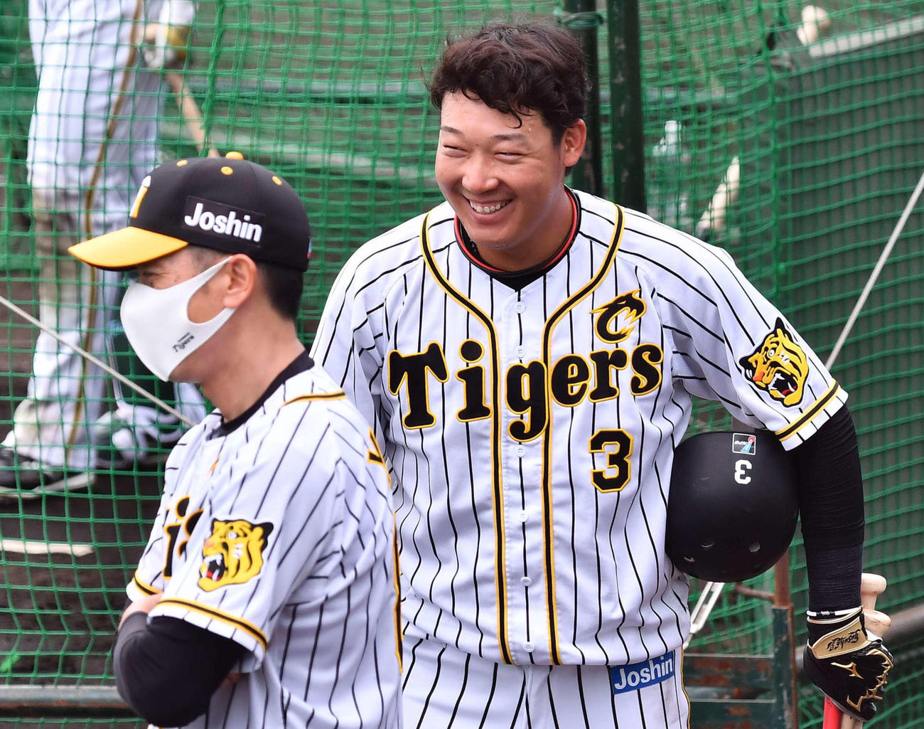 阪神矢野監督（左）と談笑する大山（2021年2月3日撮影）