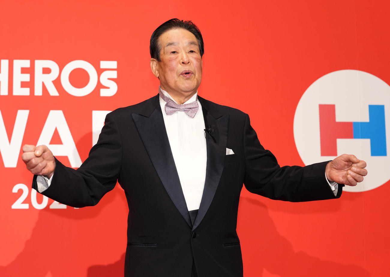 「HEROs AWARD 2021」の表彰式を終え、記者の質問に答える村田氏（撮影・菅敏）