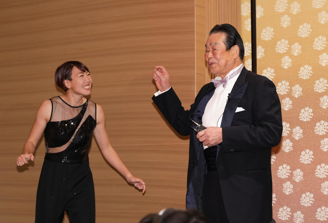 「HEROs AWARD 2021」の表彰式で囲み取材を終え、寺田明日香（左）と談笑する村田氏（撮影・菅敏）
