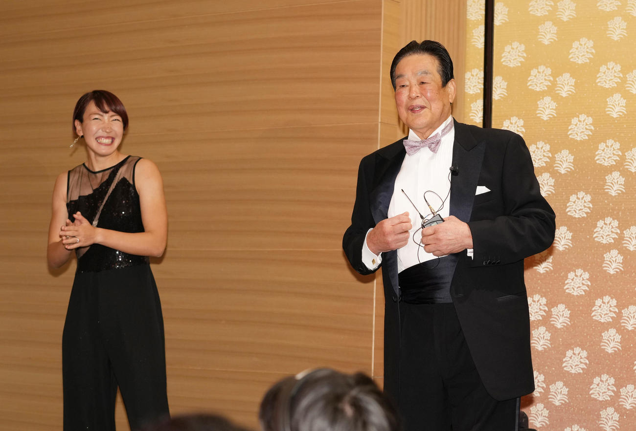 「HEROs AWARD 2021」の表彰式で囲み取材を終え、寺田明日香（左）と談笑する村田氏（撮影・菅敏）