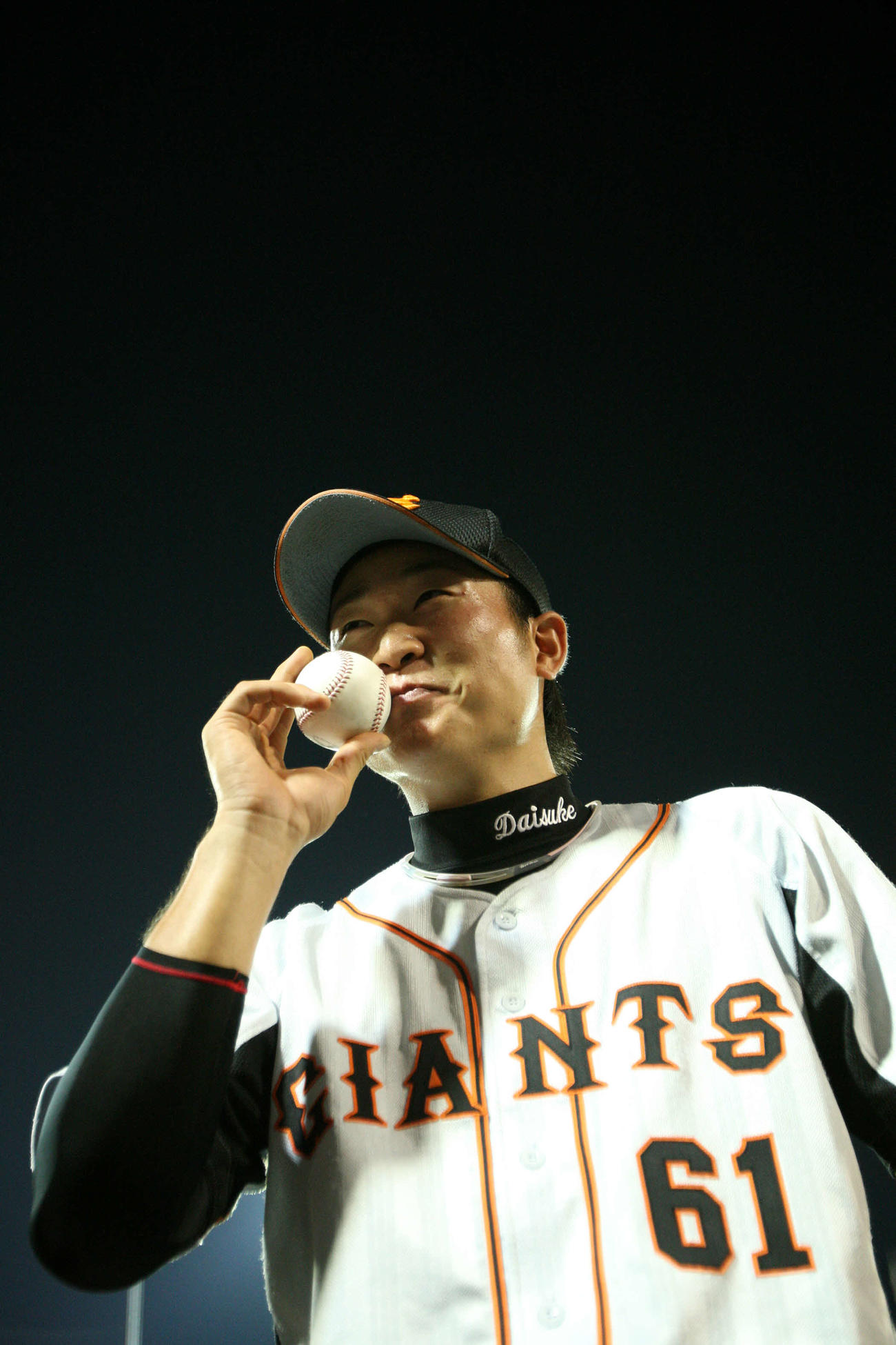 プロ初本塁打の記念ボールに、照れながらキスをする中井大介（2009年9月11日撮影）