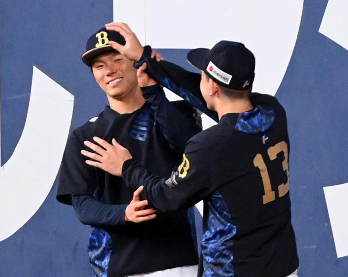 6月22日、日本ハム戦前、山本（左）とふざけ合う宮城