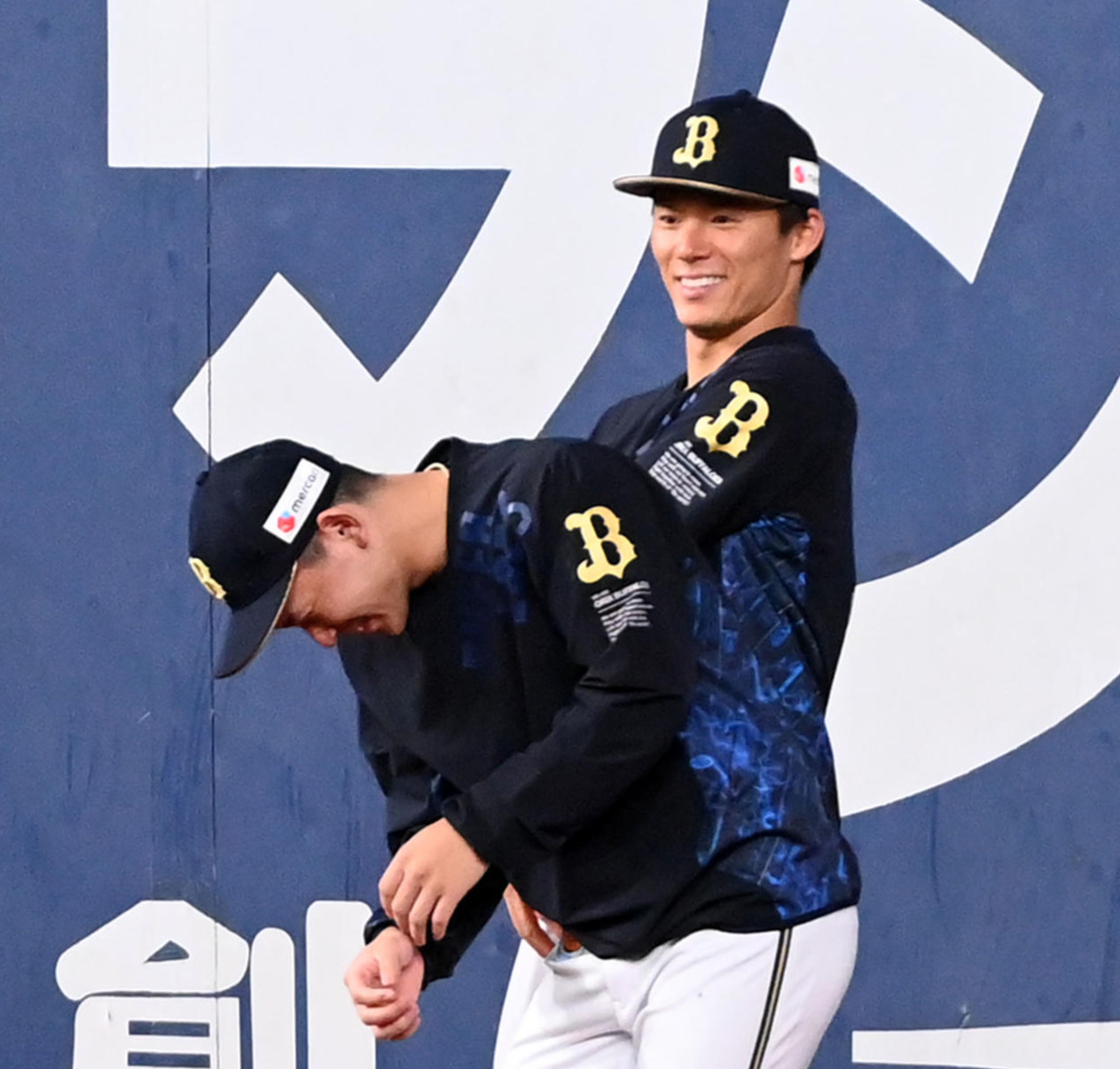 6月22日、日本ハム戦前、山本（右）の反撃をくらう宮城