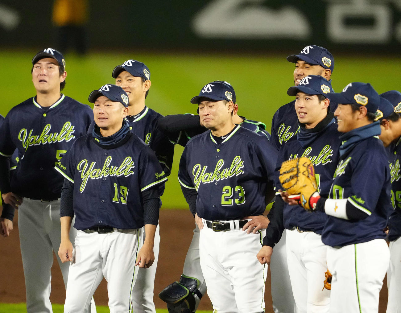日本一となり、ヤクルト高津監督の言葉を聞き、涙を流す青木（中央）石川（中央左）ら選手たち
