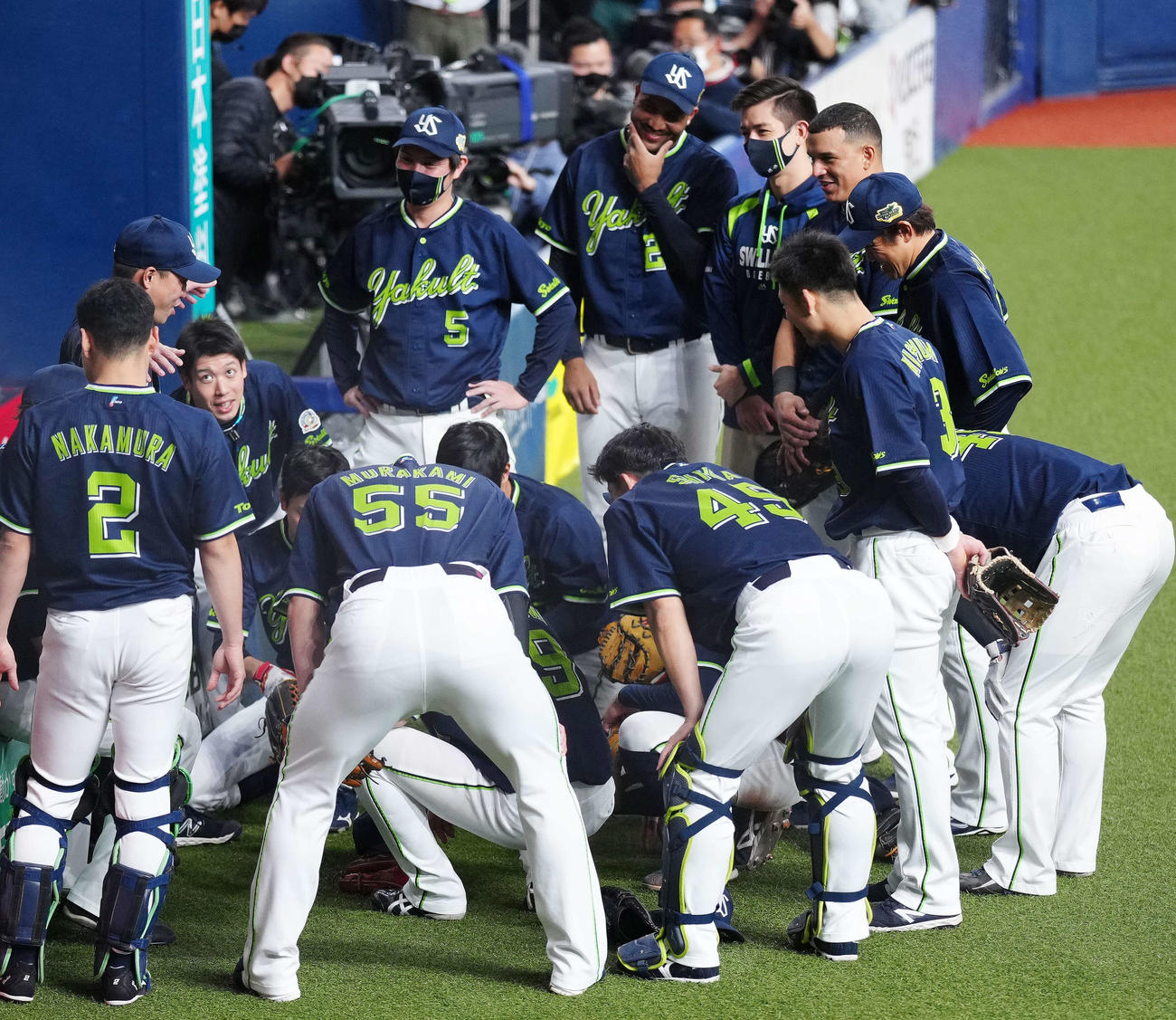 日本シリーズ第2戦　試合前、円陣で肩を組もうと伝えるヤクルト青木（左端）
