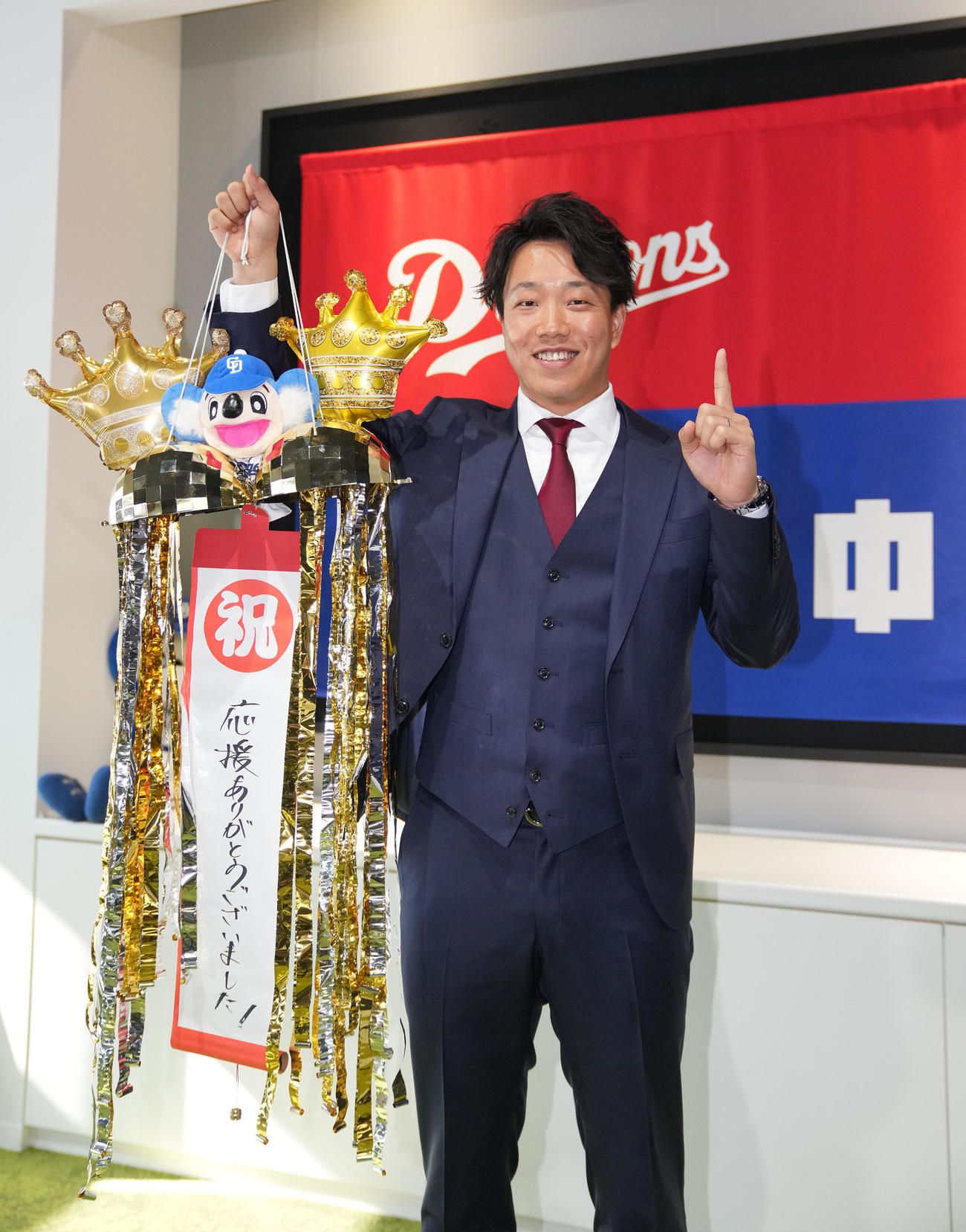 中日契約更改　交渉を終え会見後、感謝の言葉を記しポーズを決める柳（撮影・森本幸一）