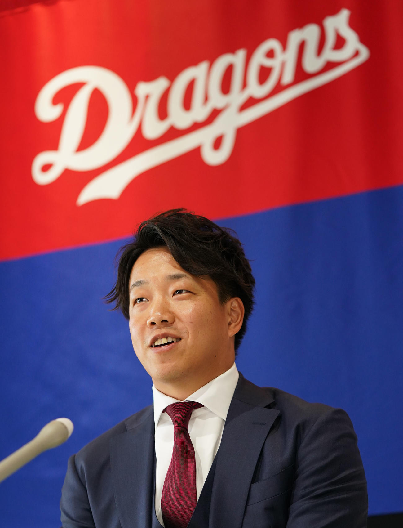 中日契約更改　交渉を終え明るい表情で会見する柳（撮影・森本幸一）