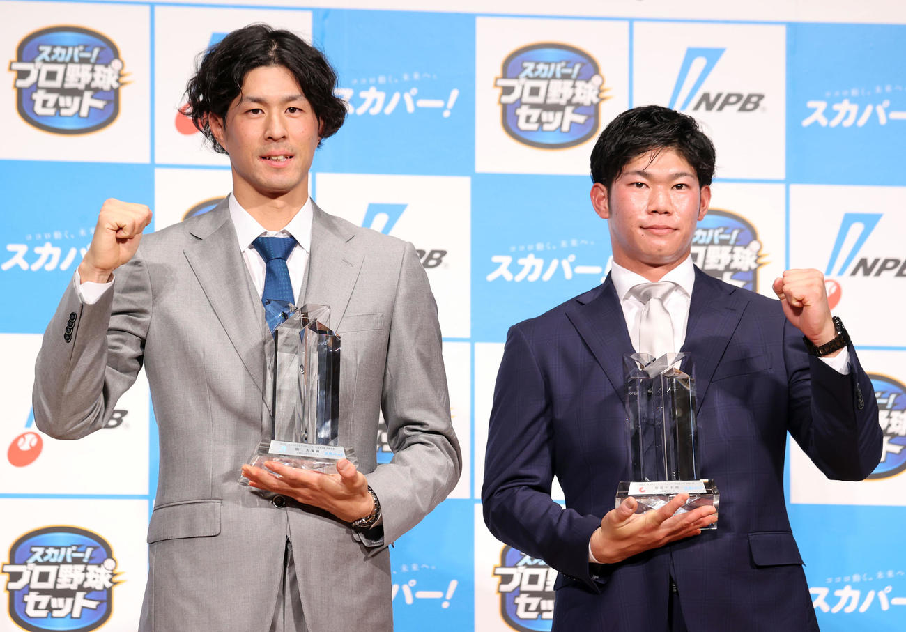 「2021スカパー！ドラマティック・サヨナラ賞　年間大賞表彰式」で笑顔で記念撮影するロッテ・岡大海（左）と広島・坂倉将吾（撮影・浅見桂子）