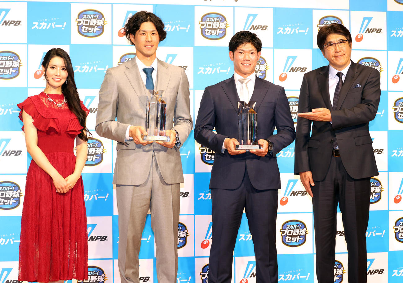 「2021スカパー！ドラマティック・サヨナラ賞　年間大賞表彰式」で笑顔を見せる、左から倉持明日香、ロッテ岡、広島坂倉、石橋貴明（撮影・浅見桂子）