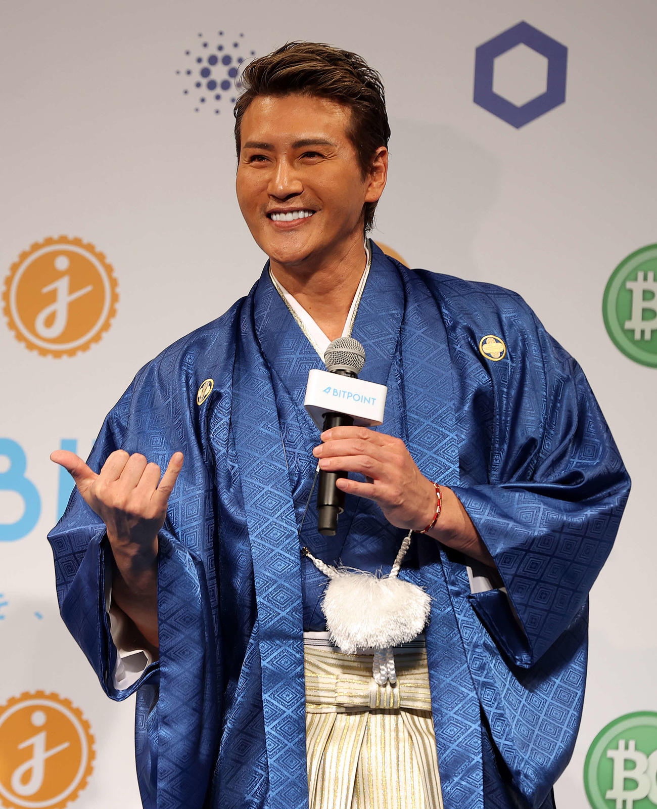 BITPOINT BIGGBOSS就任発表記者会見に臨みポーズを決める日本ハム新庄監督（撮影・河野匠）
