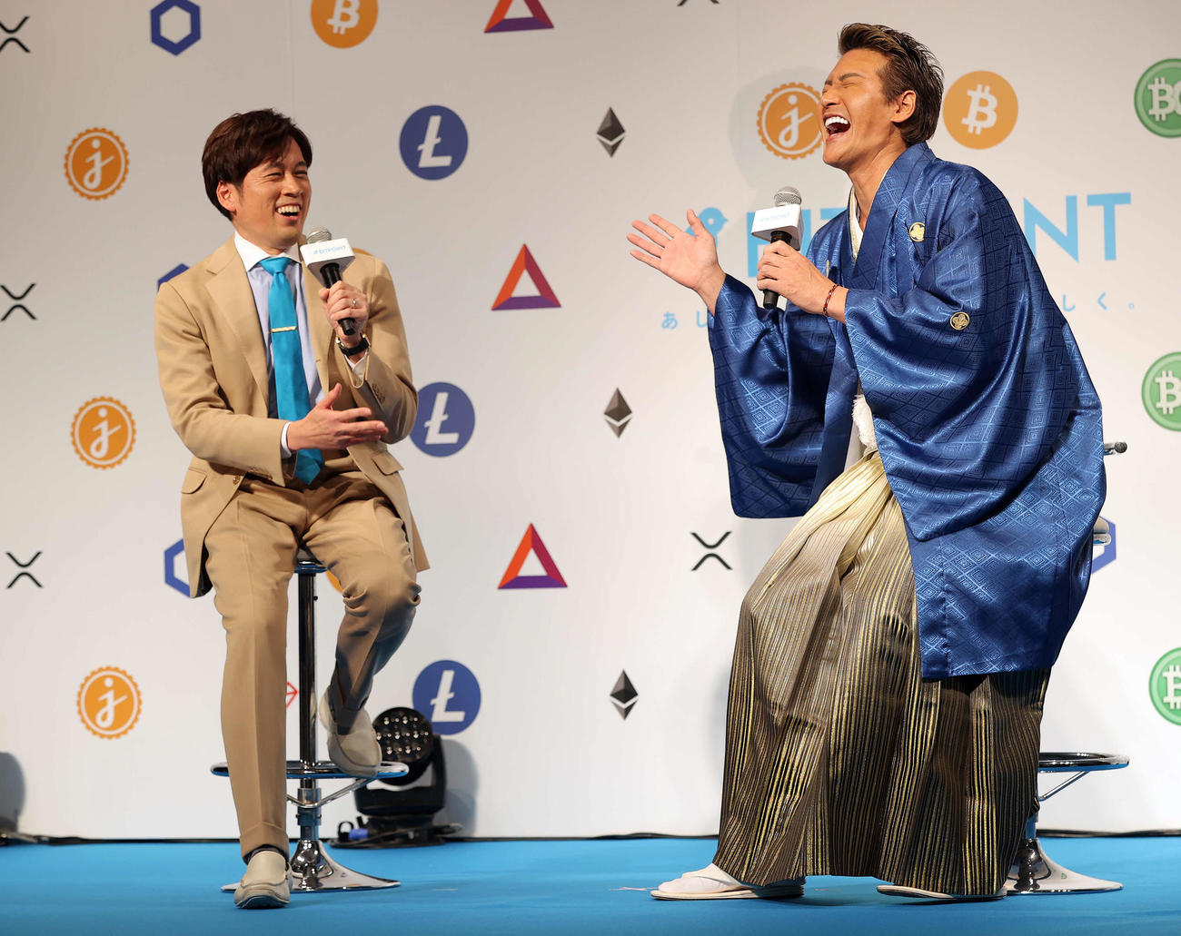 BITPOINT BIGBOSS就任発表記者会見のトークセッションで大笑いする日本ハム新庄監督（右）。左は小田社長（撮影・河野匠）