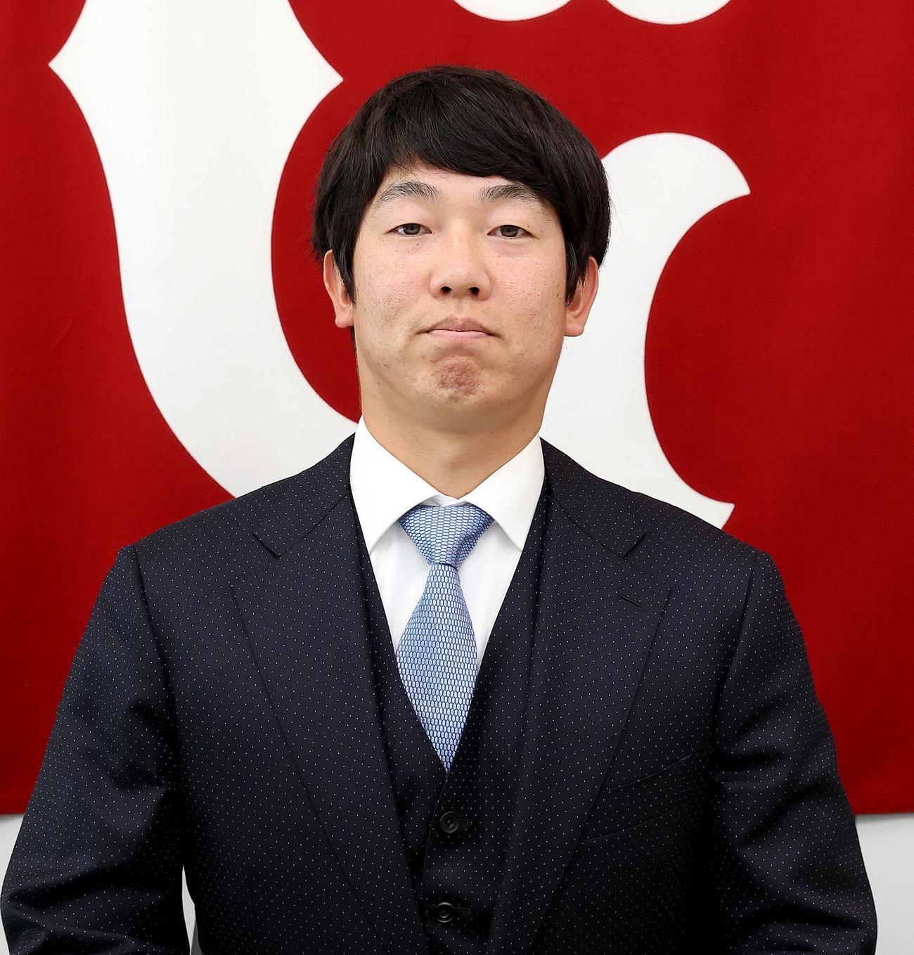 都内の球団事務所で契約更改を行った巨人畠世周（球団提供）