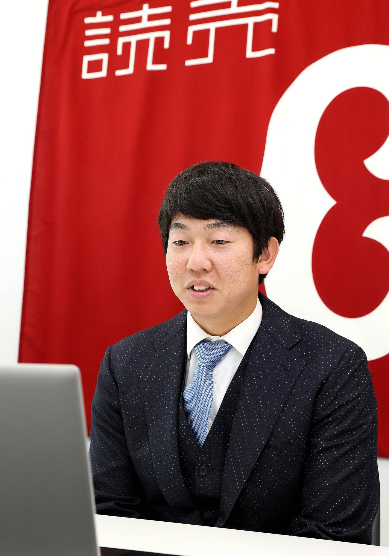 都内の球団事務所で契約更改を行った巨人畠世周（球団提供）
