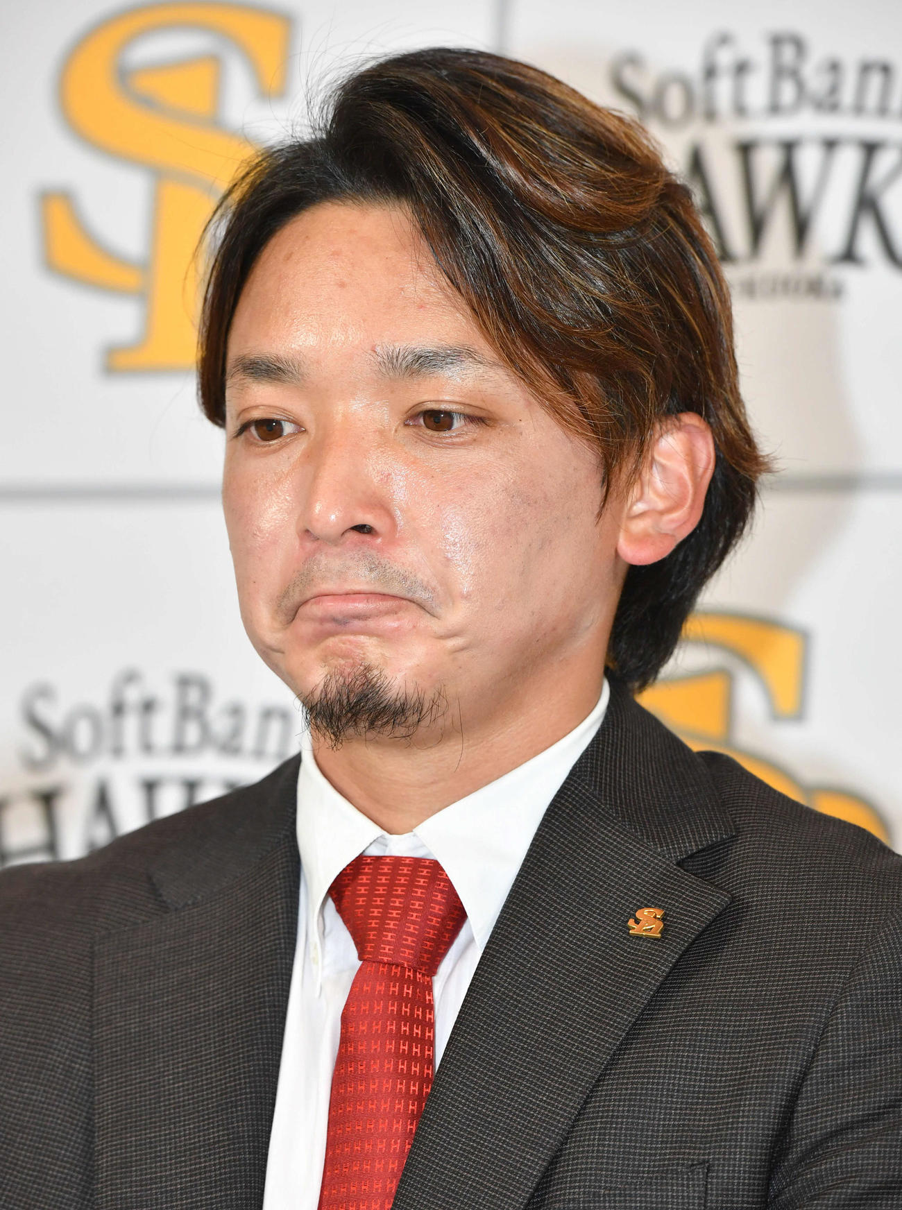 減俸で契約更改し、厳しい表情で会見を行う東浜（撮影・岩下翔太）