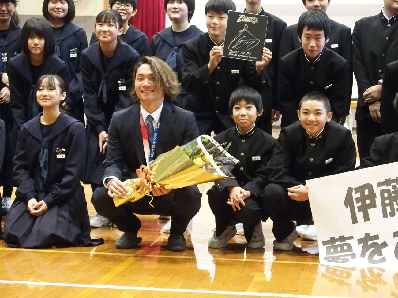 母校の北海道・鹿部中学校を訪問し、記念撮影に収まる日本ハム伊藤（前列左から2人目）。前列右端は同中1年で弟の駿航（とわ）（撮影・中島宙恵）