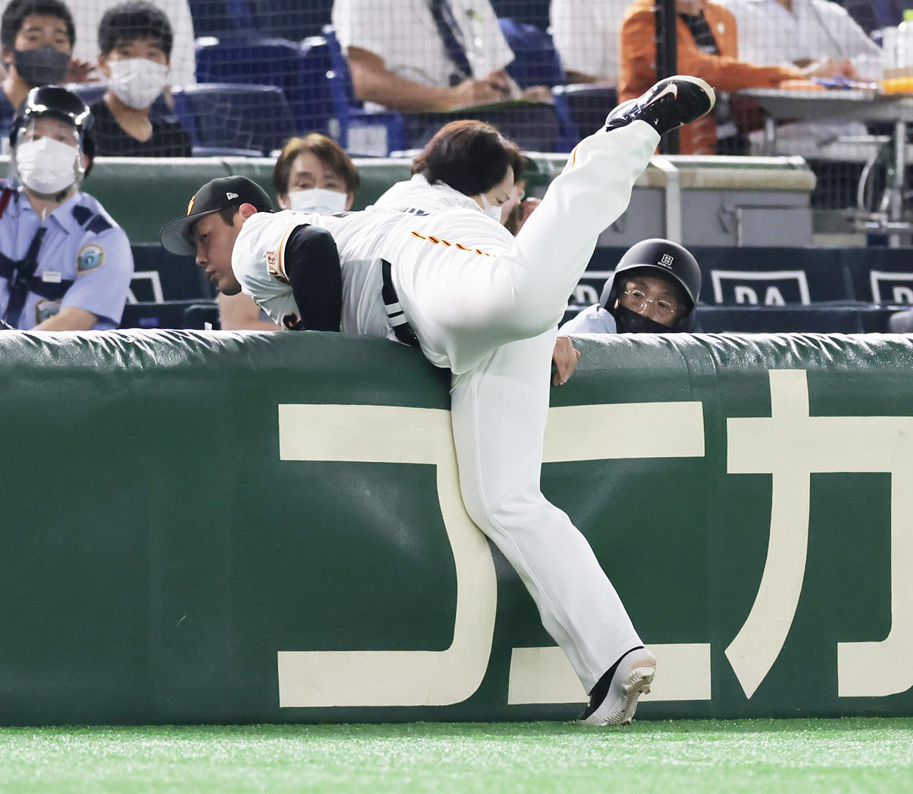 邪飛を客席に飛び込みながら好捕する巨人岡本和真（2021年9月10日撮影）