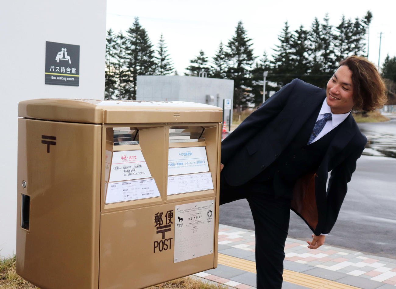 東京五輪での金メダル獲得を記念して鹿部町役場前に設置された名前入りの“金ポスト”をのぞきこむ日本ハム伊藤（撮影・中島宙恵）