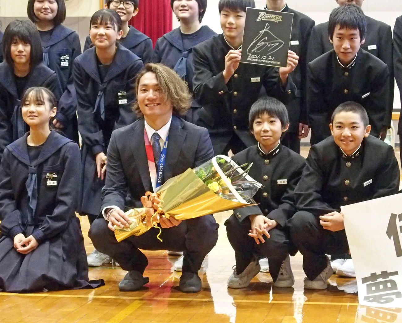 母校の北海道・鹿部中学校を訪問し、記念撮影に収まる日本ハム伊藤（前列左から2人目）。前列右端は同中1年で弟の駿航（とわ）君（撮影・中島宙恵）