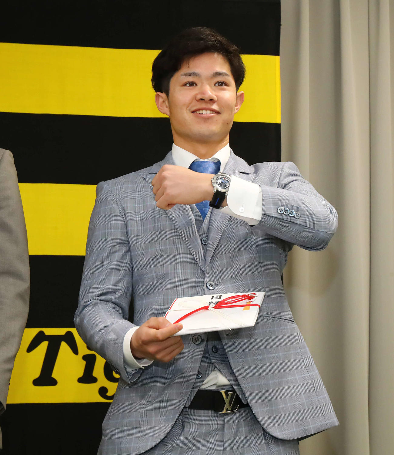 高級時計を見せる中野（代表撮影）