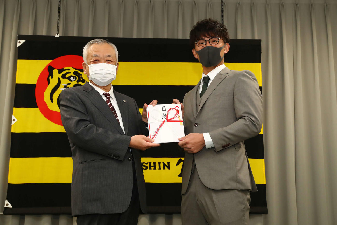 阪神藤原オーナー（左）から目録を受け取る伊藤将司（代表撮影）