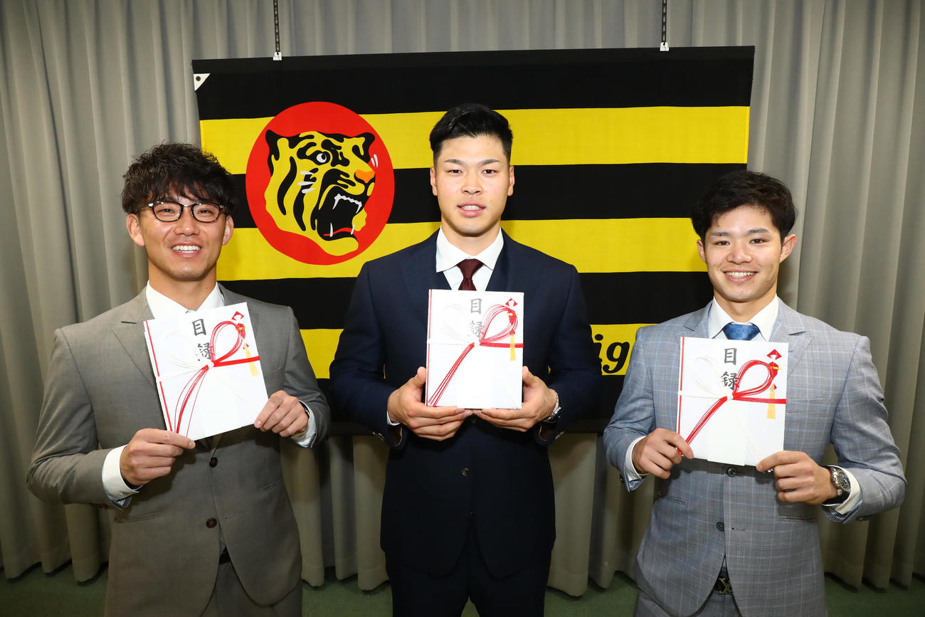 新人特別賞を受け、目録を手に笑顔を見せる（左から）阪神伊藤将司、佐藤輝明、中野拓夢（代表撮影）