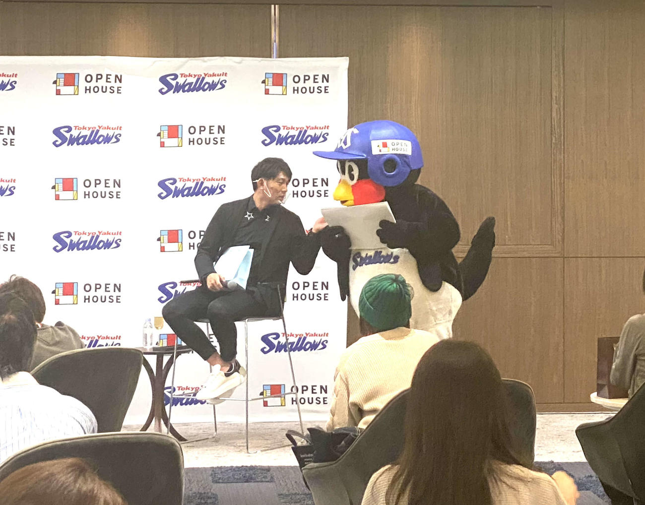 トークショーに参加し、会話をするヤクルト原とつば九郎（撮影・湯本勝大）