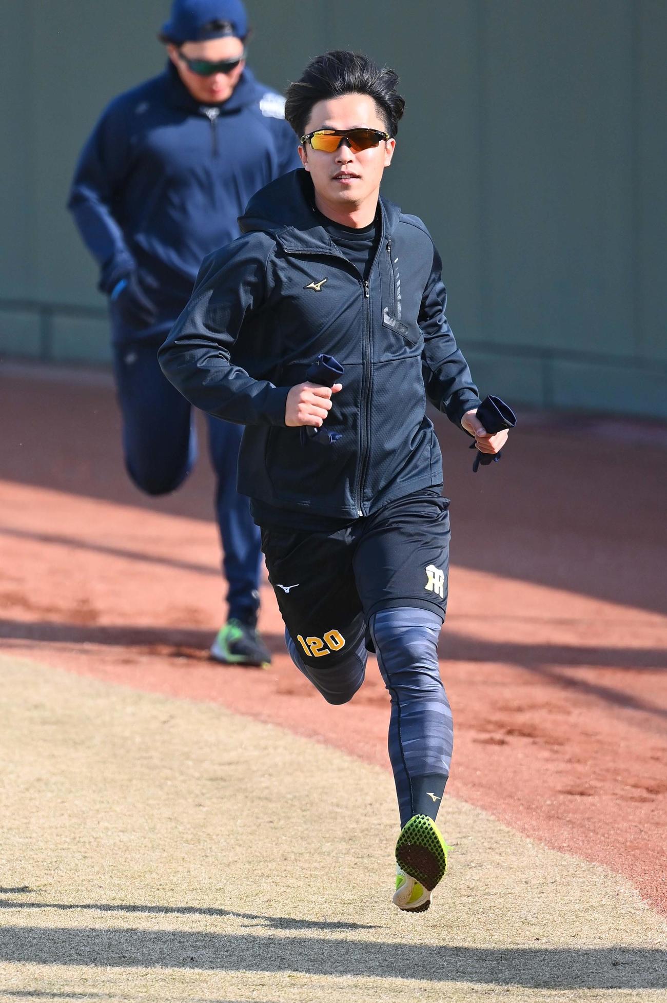 ランニングをして汗を流す島本（代表撮影）