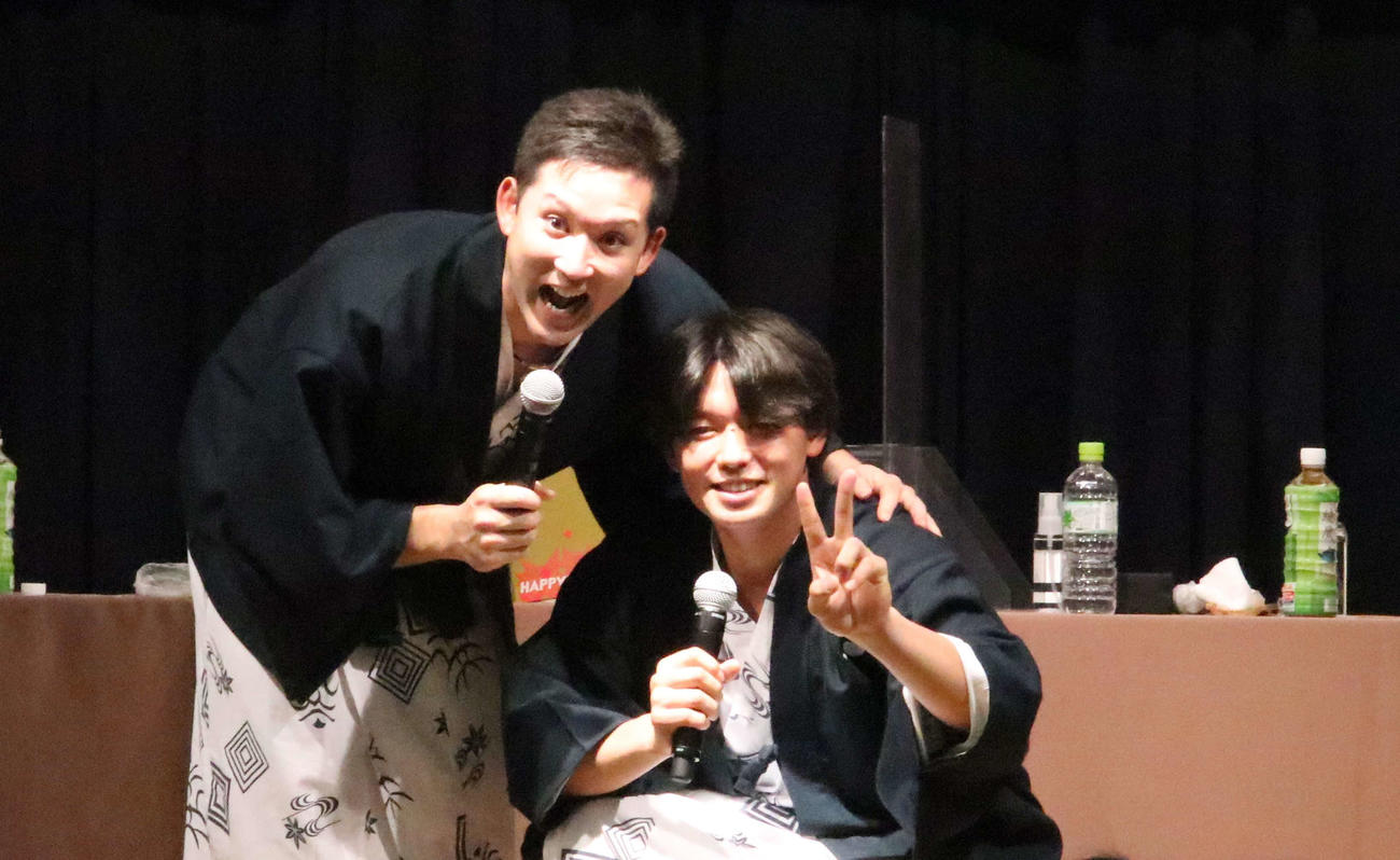 ファン納会で記念写真を撮る杉谷（左）と石川亮（撮影・小林憲治）