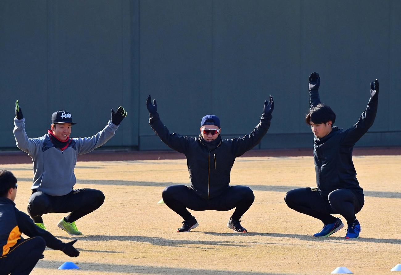 相撲ポーズでウオームアップする左から阪神村上、石井大、佐藤蓮（代表撮影）