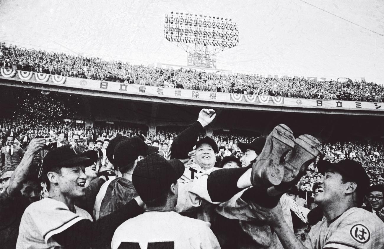 60年、大毎との日本シリーズを制して胴上げされる大洋三原監督