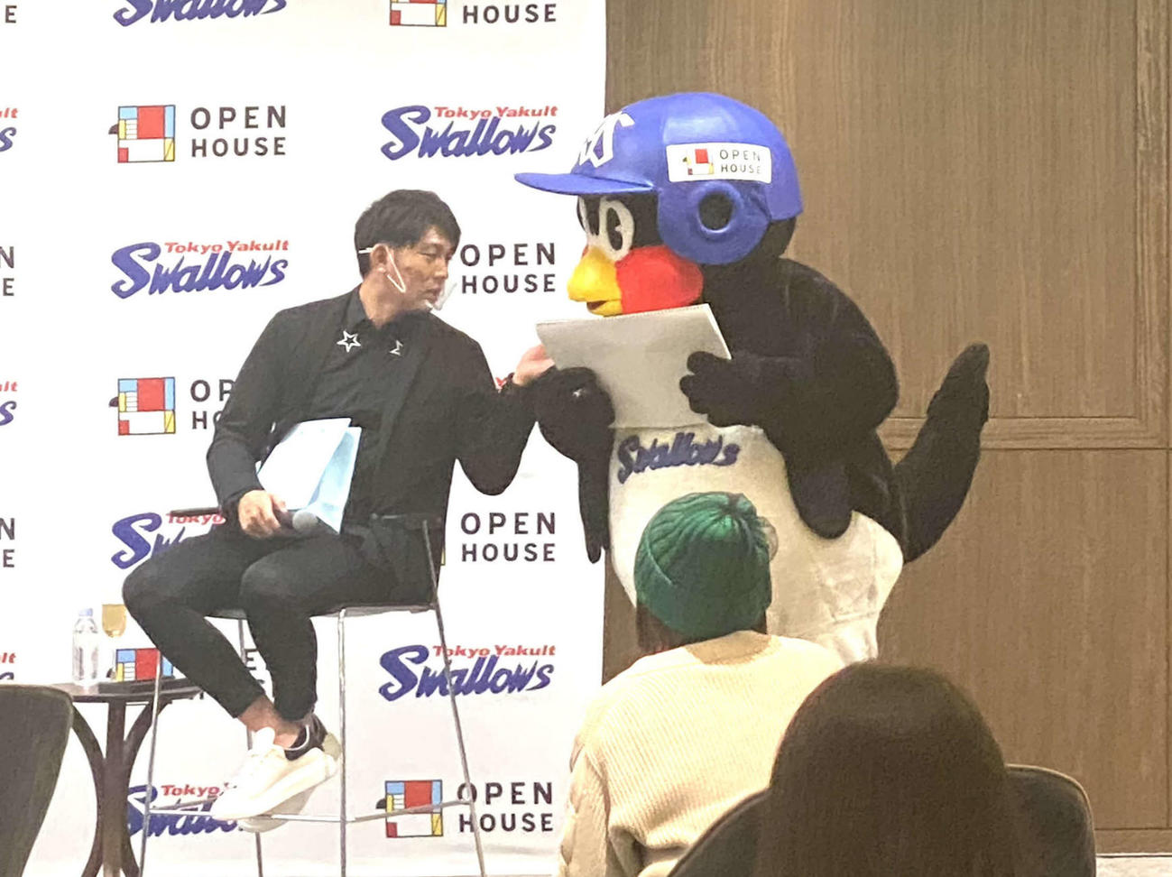 トークショーに参加し、会話をするヤクルト原とつば九郎（撮影・湯本勝大）