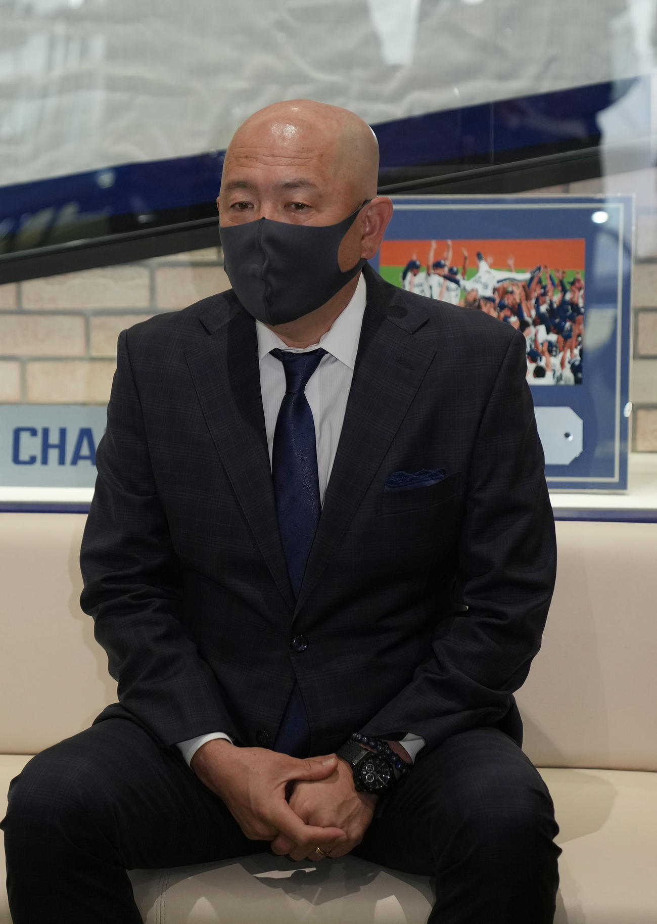 球団事務所に訪れ報道陣の質疑に応じる小田幸平2軍バッテリーコーチ（撮影・森本幸一）