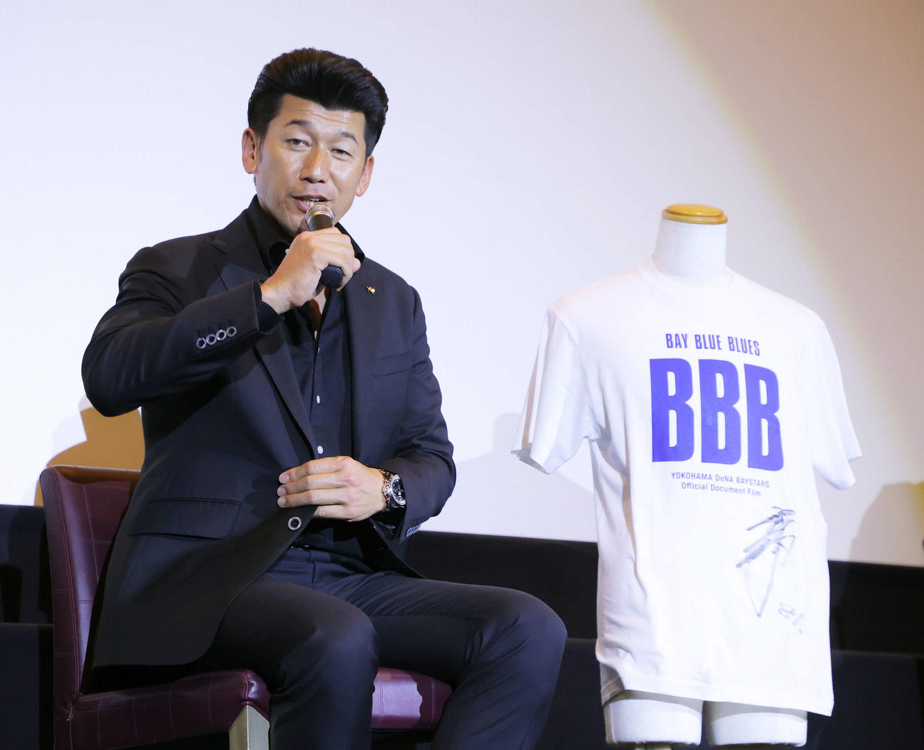 ドキュメンタリー映像作品「BBB（BAY BLUE BLUES）2021」記念Tシャツにサインを入れ、笑顔を見せるDeNA三浦監督（撮影・河田真司）