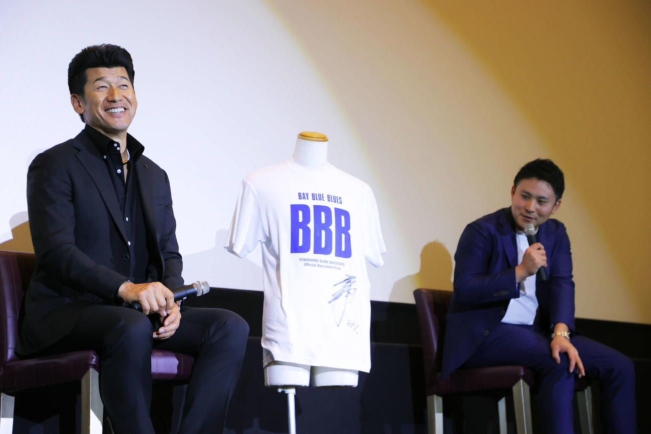 ドキュメンタリー映像作品「BBB（BAY BLUE BLUES）2021」記念Tシャツにサインを入れ、笑顔を見せるDeNA三浦監督（左）と佐野（撮影・河田真司）