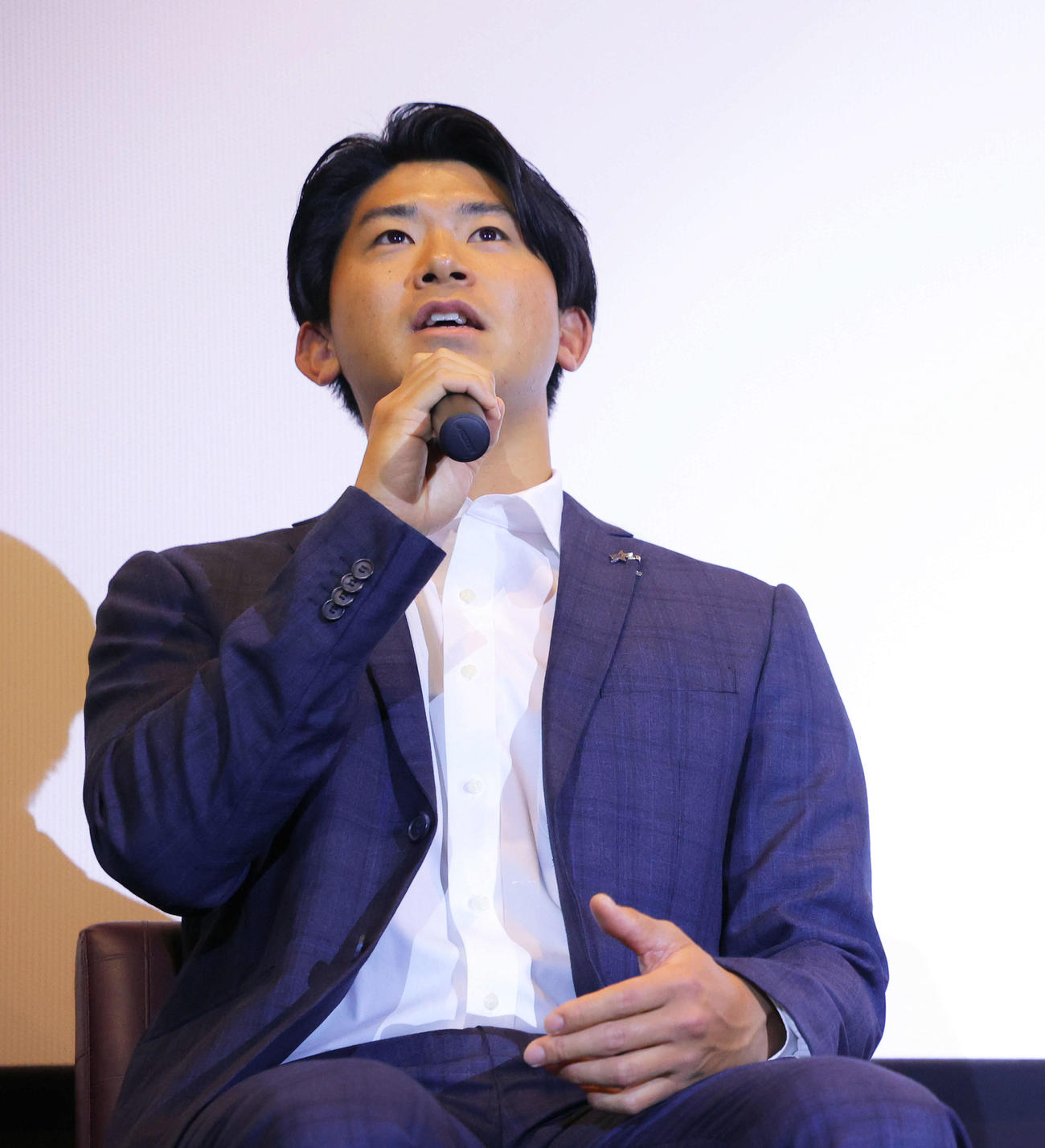ドキュメンタリー映像作品「BBB（BAY BLUE BLUES）2021」劇場公開記念舞台あいさつで、ファンの質問に答えるDeNA今永（撮影・河田真司）