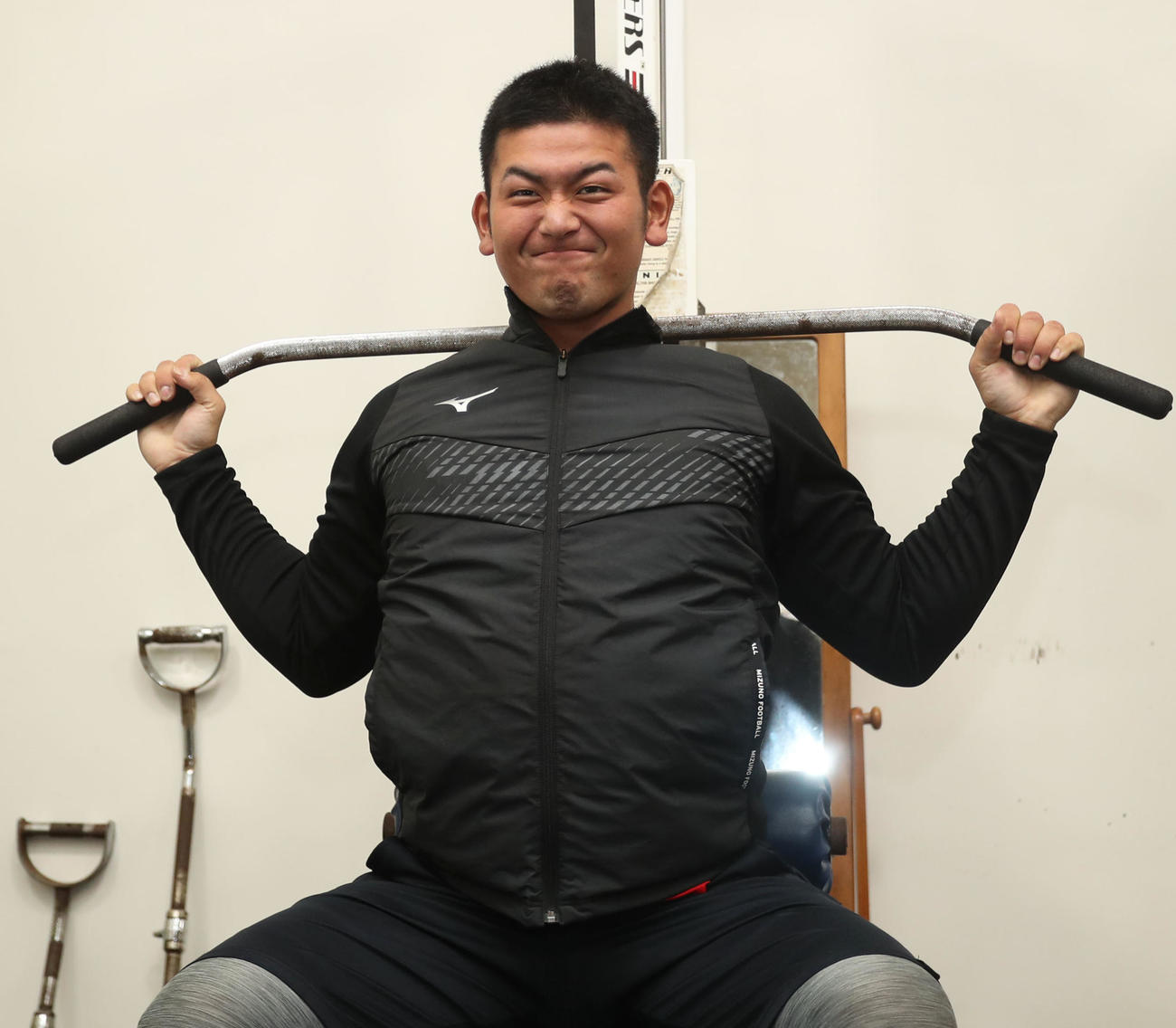 阪神キャンプ地のかりゆしリゾートホテルズボールパーク宜野座の施設内で体を鍛える岡留英貴（撮影・屋方直哉）