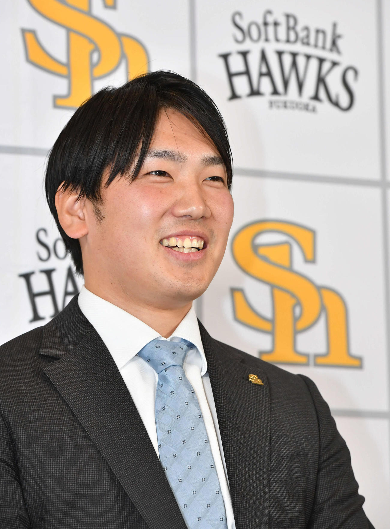 契約更改で大台を突破し、笑顔で会見を行う石川（撮影・岩下翔太）