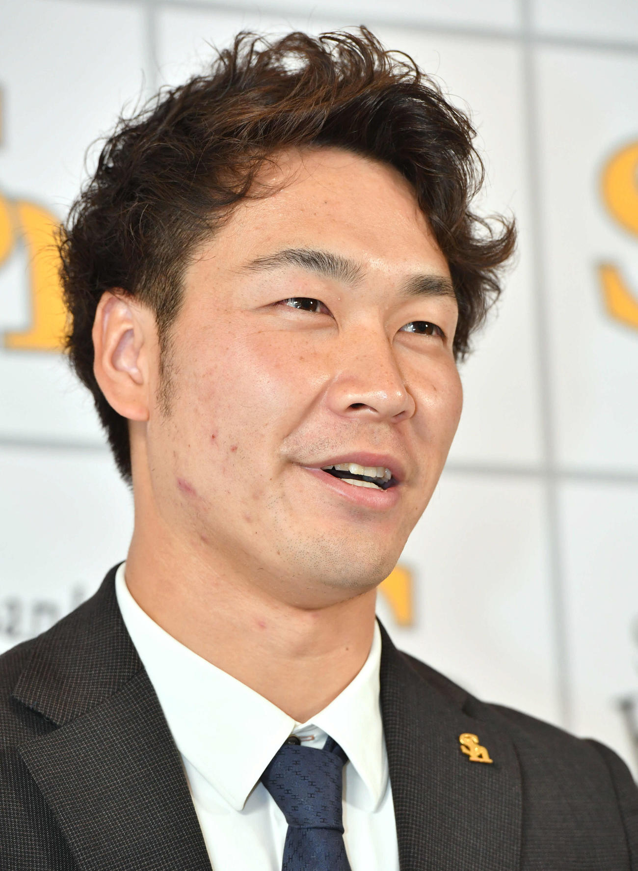 4年契約を結び、笑顔で会見を行う武田翔太（撮影・岩下翔太）
