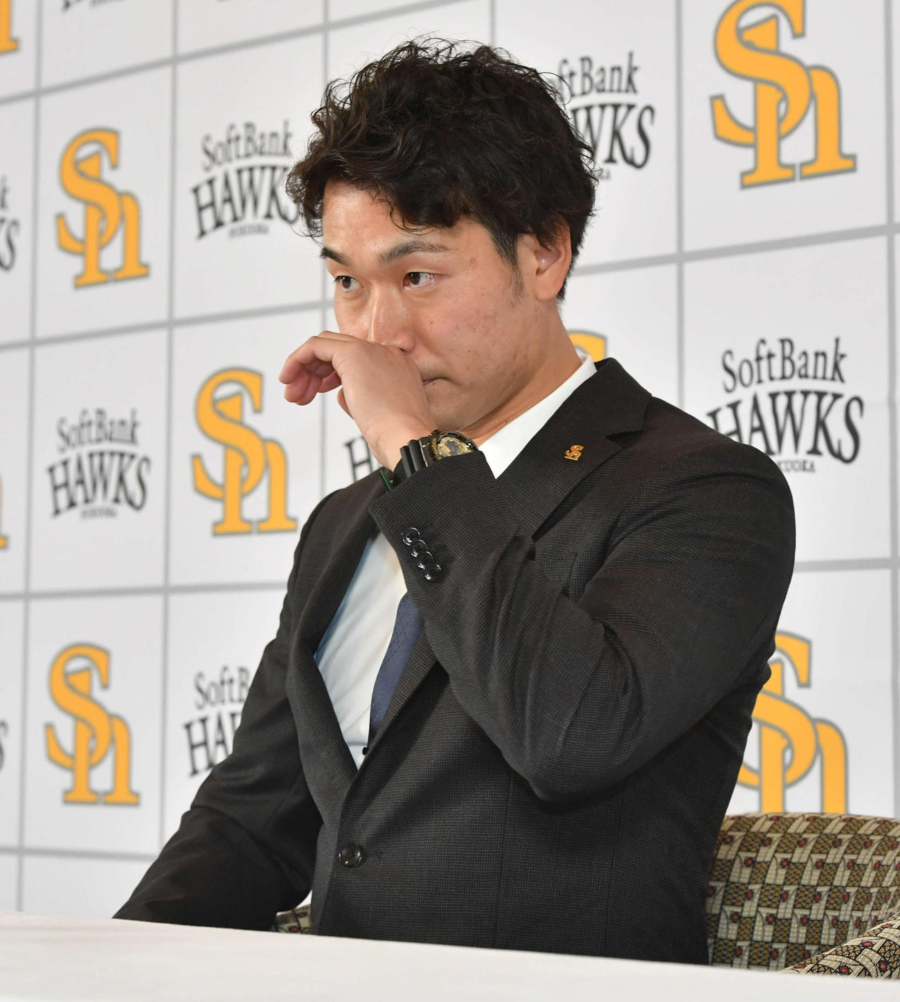 契約更改を終え、会見の席につく武田翔太（撮影・岩下翔太）