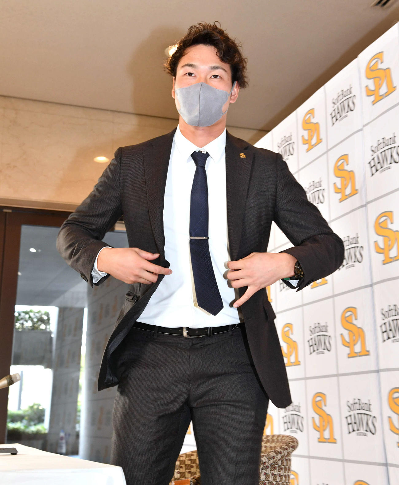 会見を終えて席を立つ武田翔太（撮影・岩下翔太）