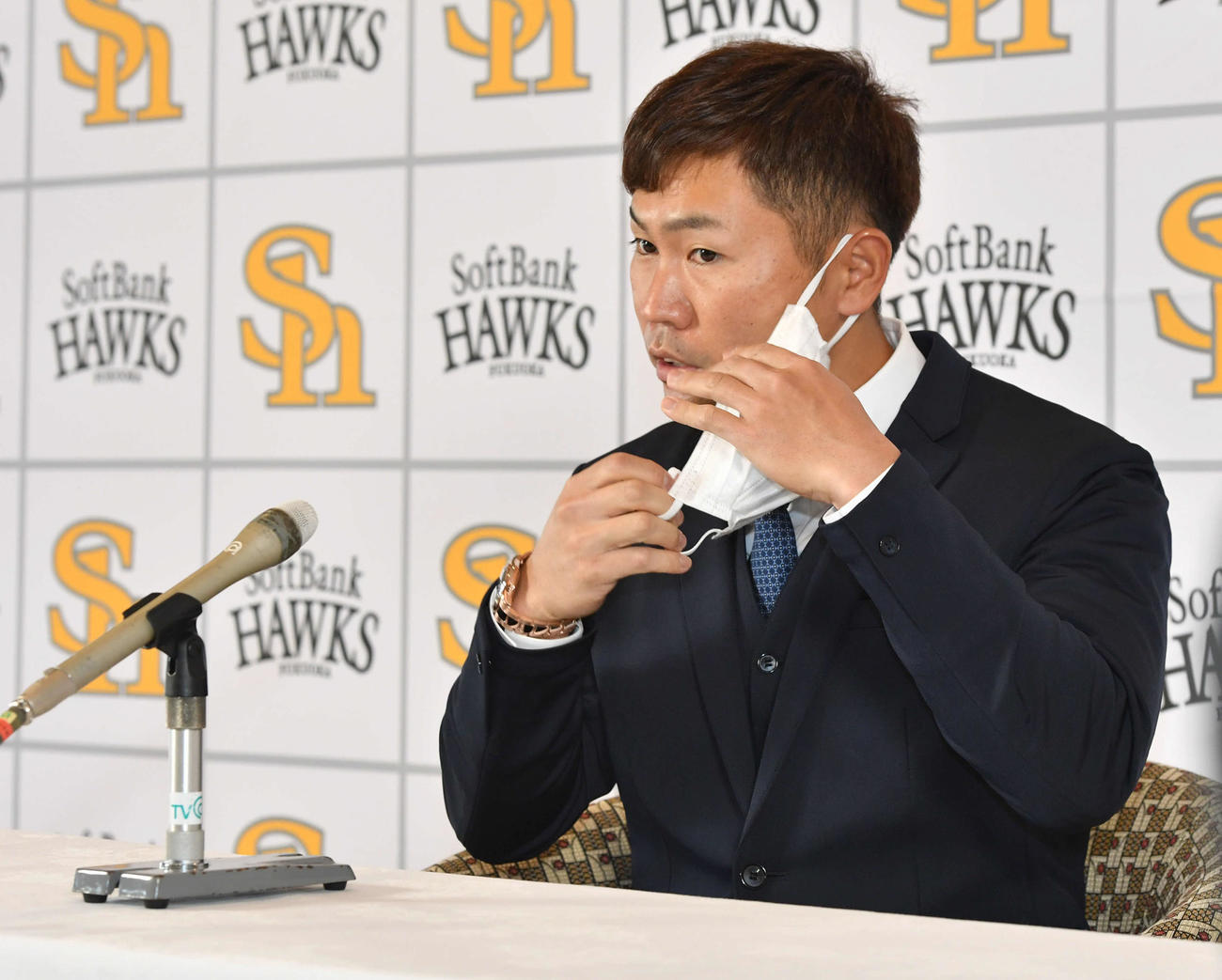契約更改を終え、会見の席についてマスクを外す中村晃（撮影・岩下翔太）