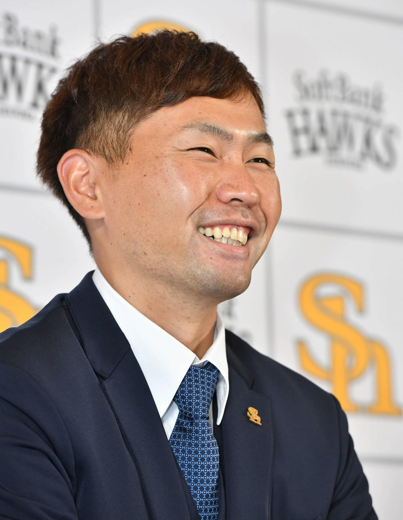 契約更改を終え、笑顔で会見を行う中村晃（撮影・岩下翔太）