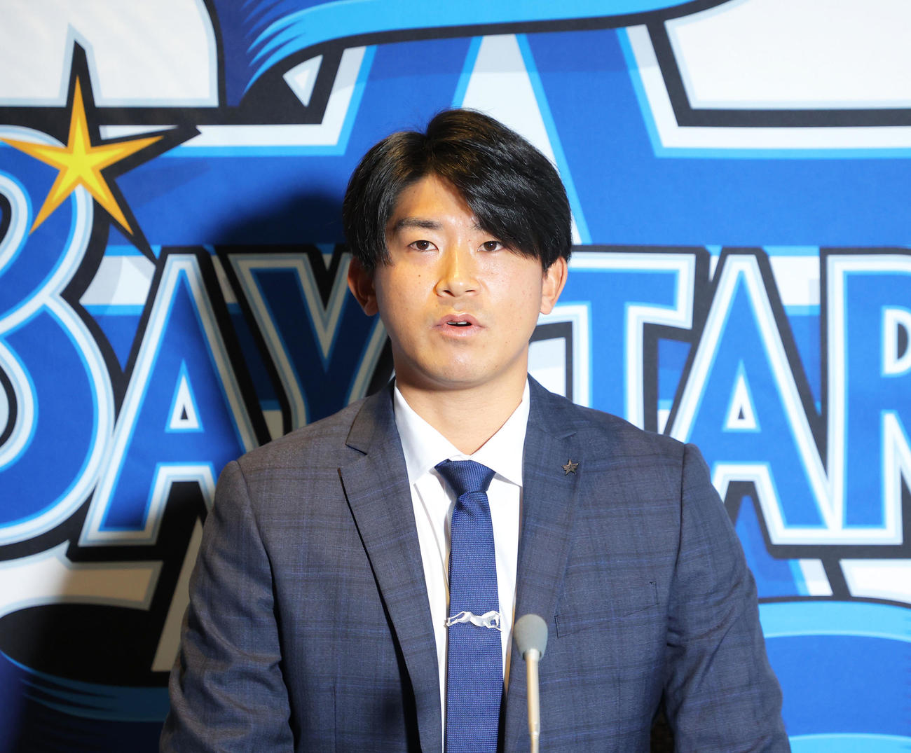 契約更改し、記者の質問に答えるDeNA今永（撮影・河田真司）