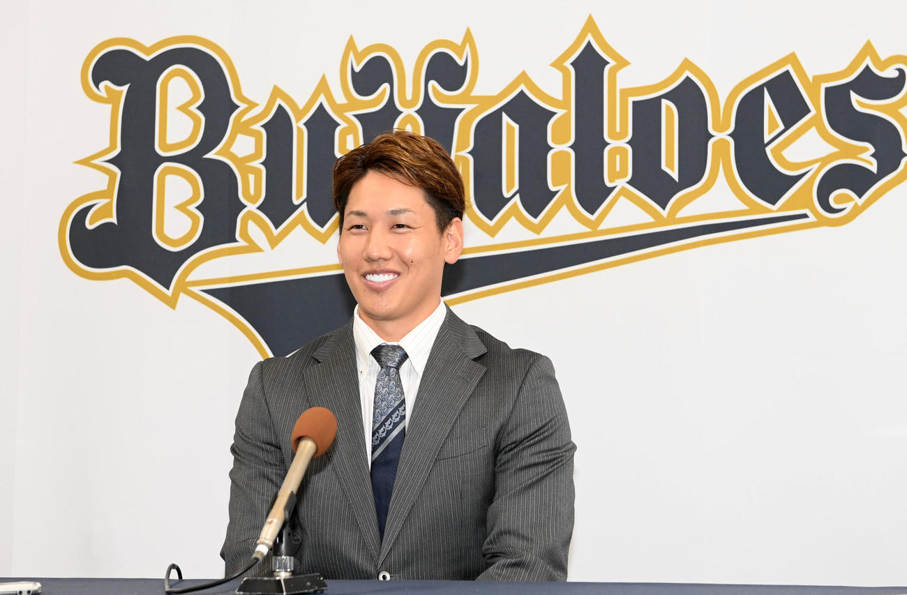 大幅アップで契約更改、笑顔で会見するオリックス吉田正尚（撮影・前岡正明）