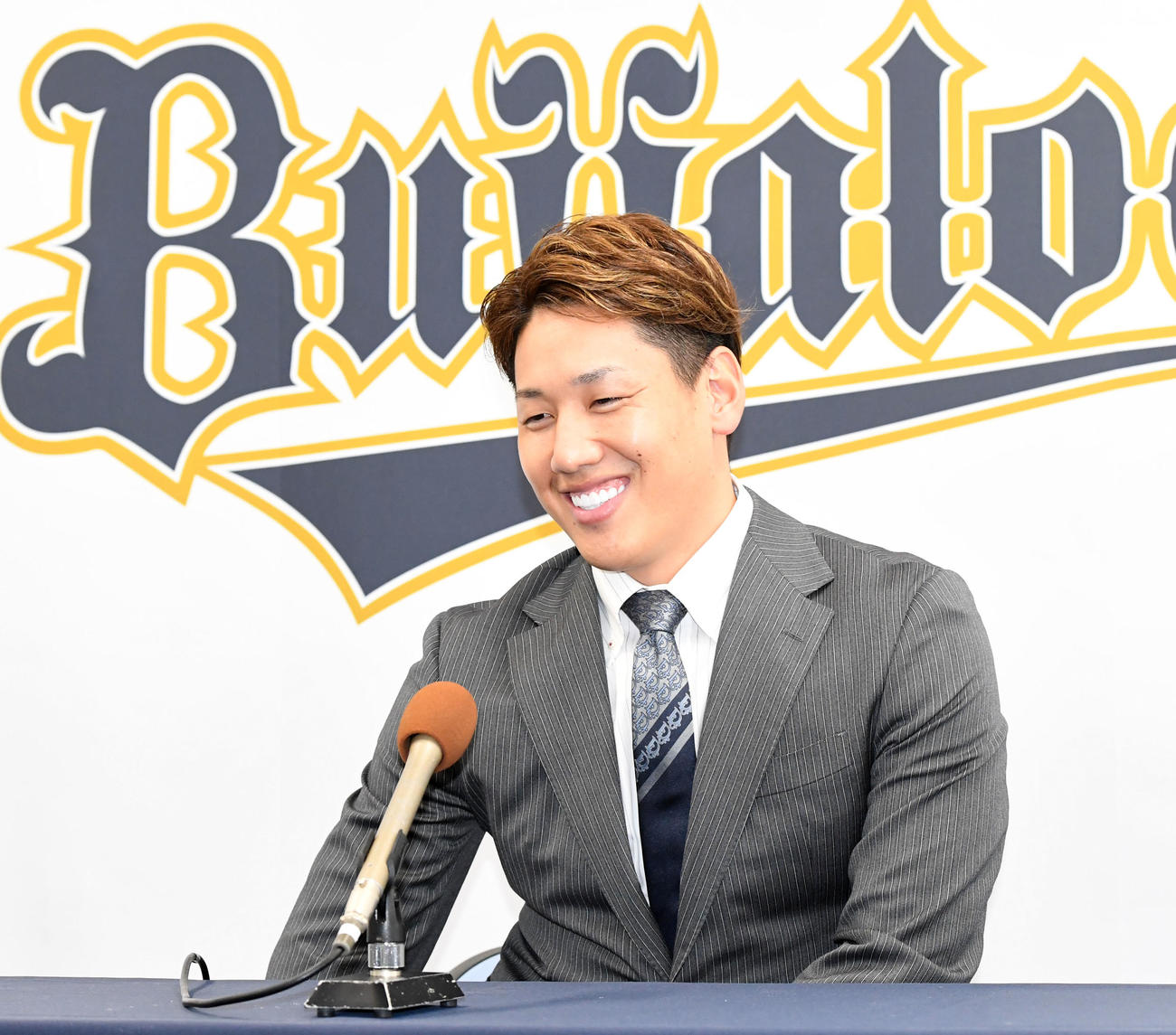 大幅アップで契約更改、笑顔で会見する吉田正尚（撮影・前岡正明）