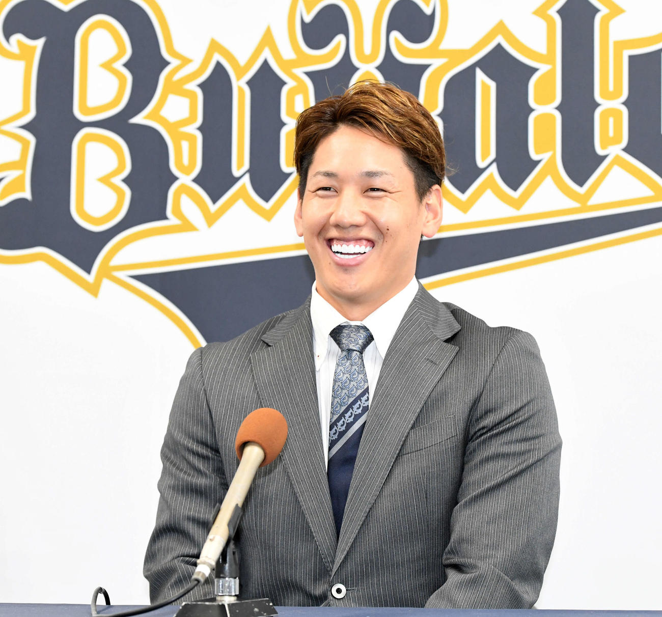 契約更改を終え笑顔で会見するオリックス吉田正（撮影・前岡正明）