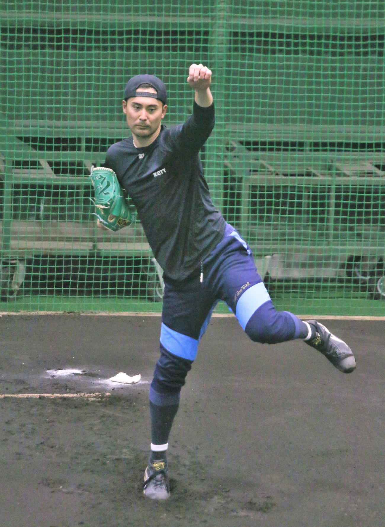 鎌ケ谷で自主練習した日本ハム上原（撮影・木下大輔）