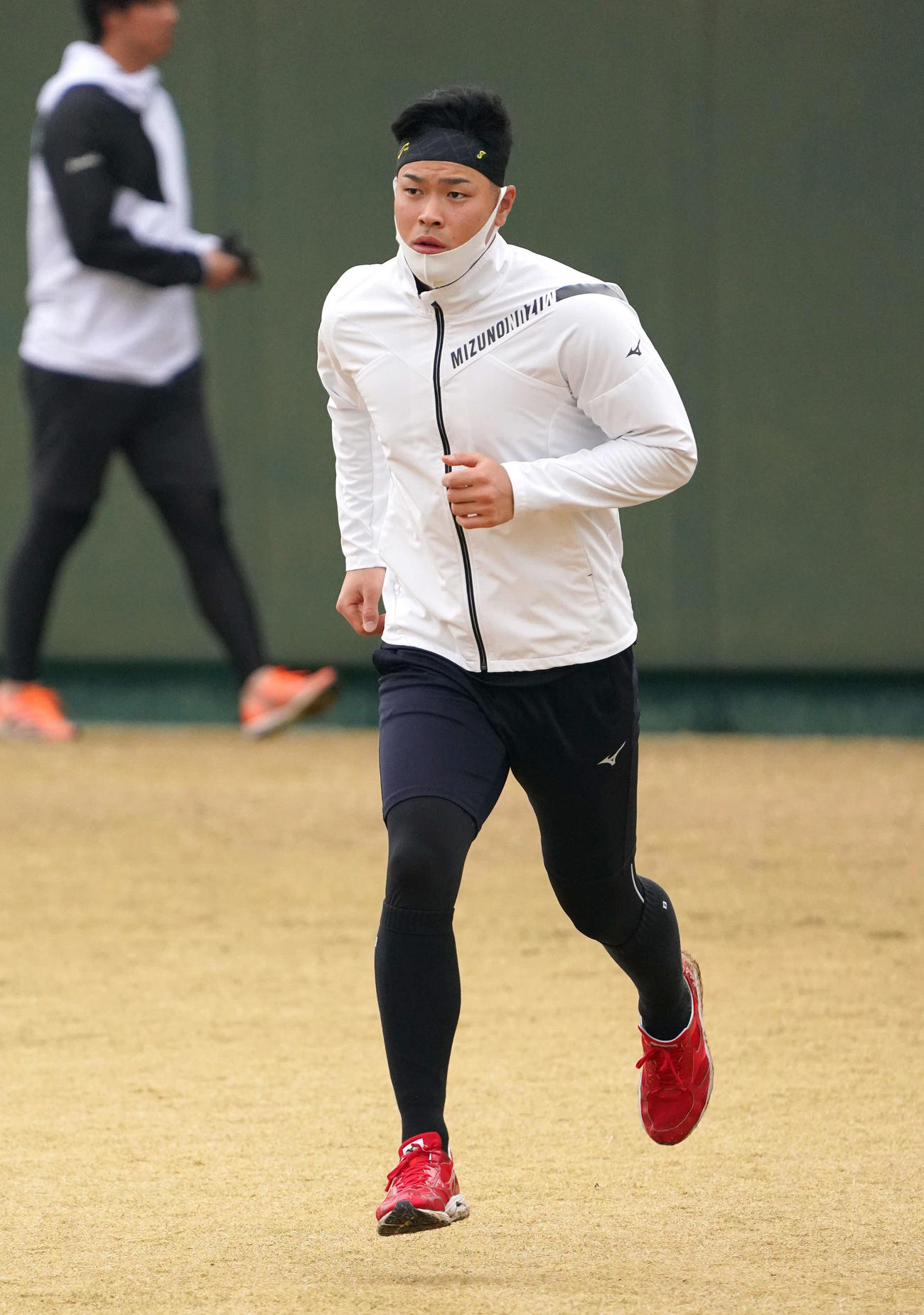 ランニングする阪神佐藤輝（代表撮影）