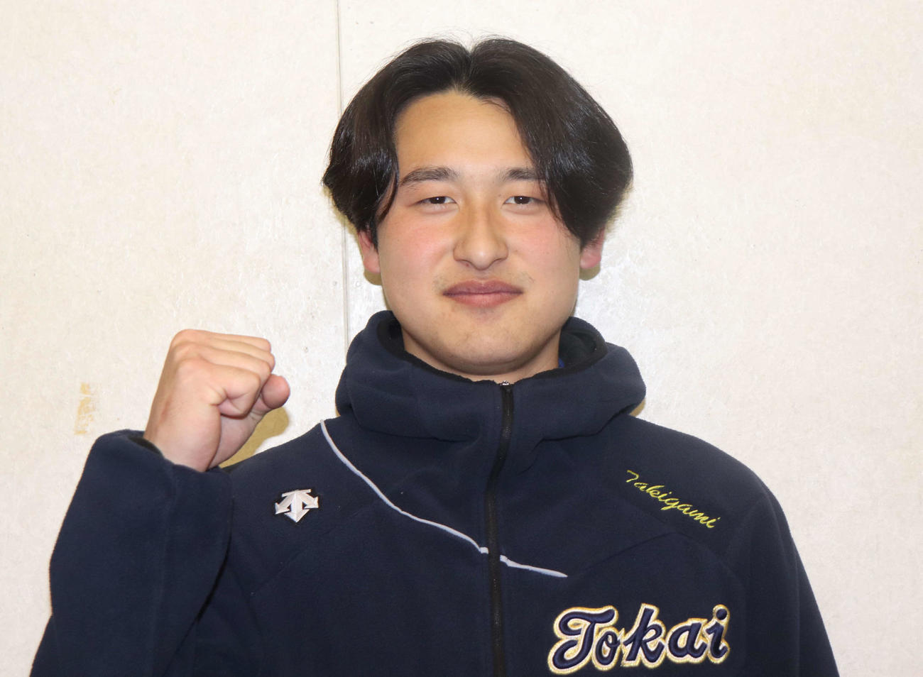 ガッツポーズをみせる東海大・斉藤礼二投手（撮影・阿部泰斉）